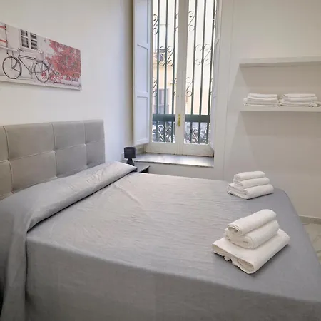 Metro, Railway Station - B&d House * Napels