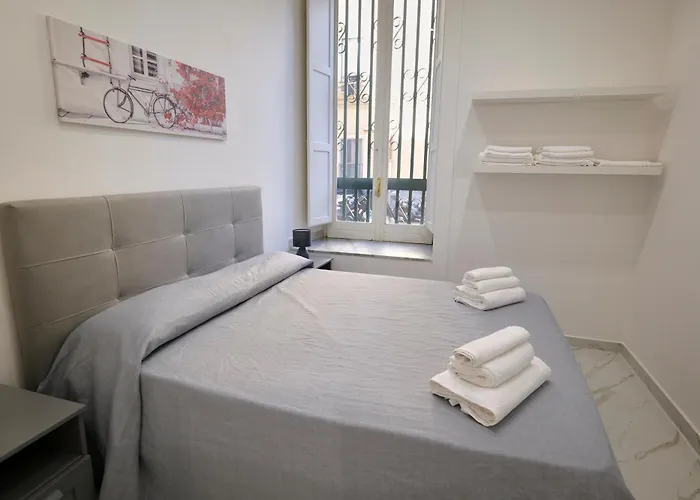 Metro, Railway Station - B&d House * Napels