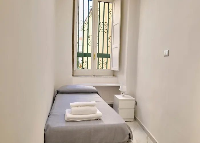 Metro, Railway Station - B&d House