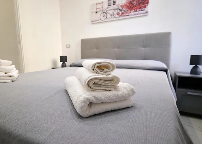 Metro, Railway Station - B&d House * Napels